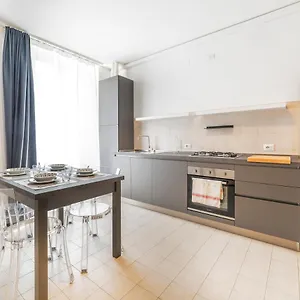 Roomy Close To Subway M5! Apartamento